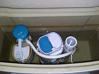马桶水箱一直流水要怎么修理 啊？